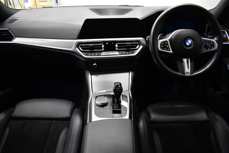 BMW 3シリーズ 320i Mｽﾎﾟｰﾂ G20型 ｺﾝﾌｫｰﾄP 全周囲ｶﾒﾗ3Dﾋﾞｭｰ ﾜｲﾔﾚｽ充電 電動ﾄﾗﾝｸ ﾋｰﾀｰ付ｱﾙｶﾝﾀｰﾗｺﾝﾋﾞ ﾀｯﾁﾊﾟﾈﾙﾅﾋﾞ ｱｯﾌﾟﾙｶｰﾌﾟﾚｲ 追従ACC LEDﾍｯﾄﾞﾗｲﾄ 側面衝突&車線変更&逸脱&歩行者警告 液晶ﾒｰﾀｰ 後退ｱｼｽﾄ Pｱｼｽﾄ 2年保証