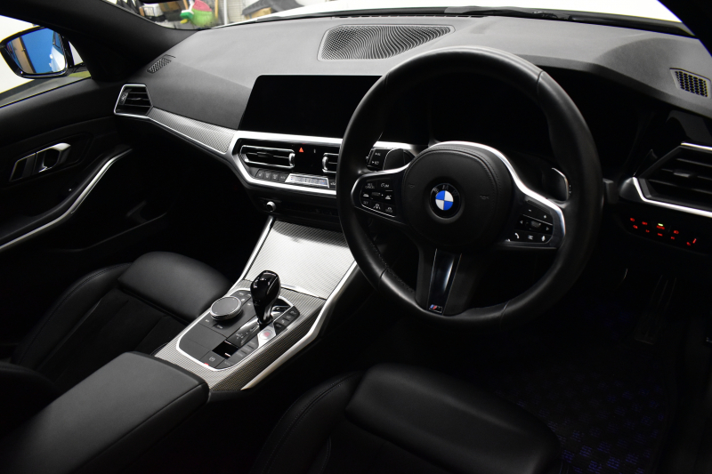 BMW 3シリーズ 320i Mｽﾎﾟｰﾂ G20型 ｺﾝﾌｫｰﾄP 全周囲ｶﾒﾗ3Dﾋﾞｭｰ ﾜｲﾔﾚｽ充電 電動ﾄﾗﾝｸ ﾋｰﾀｰ付ｱﾙｶﾝﾀｰﾗｺﾝﾋﾞ ﾀｯﾁﾊﾟﾈﾙﾅﾋﾞ ｱｯﾌﾟﾙｶｰﾌﾟﾚｲ 追従ACC LEDﾍｯﾄﾞﾗｲﾄ 側面衝突&車線変更&逸脱&歩行者警告 液晶ﾒｰﾀｰ 後退ｱｼｽﾄ Pｱｼｽﾄ 2年保証