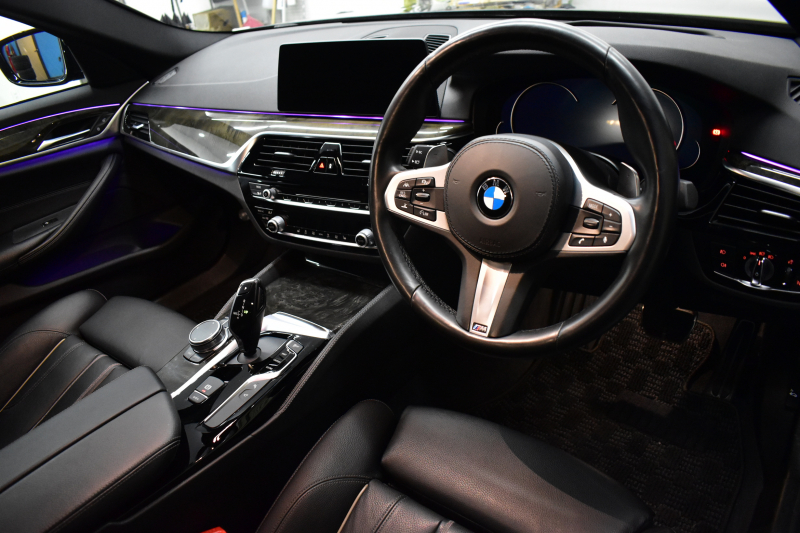 BMW 5シリーズ 523d Mｽﾎﾟｰﾂ G30型 ﾊｲﾗｲﾝP 全席ﾋｰﾀｰ付黒革 LEDﾍｯﾄﾞﾗｲﾄ 追従ACC HUD ｼﾞｪｽﾁｬｰｺﾝﾄﾛｰﾙ ﾜｲﾔﾚｽﾁｬｰｼﾞ 車線変更&逸脱警告 衝突軽減B ﾀｯﾁﾊﾟﾈﾙ対応iﾄﾞﾗｲﾌﾞHDDﾅﾋﾞﾌﾙｾｸﾞ 3Dﾋﾞｭｰ Bｶﾒﾗ 液晶ﾒｰﾀｰﾊﾟﾈﾙ 電動ﾄﾗﾝｸ 社外19AW 2年保証