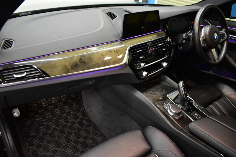 BMW 5シリーズ 523d Mｽﾎﾟｰﾂ G30型 ﾊｲﾗｲﾝP 全席ﾋｰﾀｰ付黒革 LEDﾍｯﾄﾞﾗｲﾄ 追従ACC HUD ｼﾞｪｽﾁｬｰｺﾝﾄﾛｰﾙ ﾜｲﾔﾚｽﾁｬｰｼﾞ 車線変更&逸脱警告 衝突軽減B ﾀｯﾁﾊﾟﾈﾙ対応iﾄﾞﾗｲﾌﾞHDDﾅﾋﾞﾌﾙｾｸﾞ 3Dﾋﾞｭｰ Bｶﾒﾗ 液晶ﾒｰﾀｰﾊﾟﾈﾙ 電動ﾄﾗﾝｸ 社外19AW 2年保証