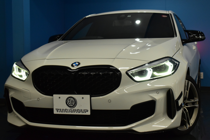 BMW 1シリーズ M135i xDrive ﾌﾙﾀｲﾑ4WD ﾃﾞﾋﾞｭｰ&ｺﾝﾌｫｰﾄ&ﾅﾋﾞｹﾞｰｼｮﾝP ｱﾙｶﾝﾀｰﾗMｽﾎﾟｰﾂｼｰﾄ&ﾌﾞﾚｰｷ 可変ｻｽ Mﾊﾟﾌｫﾘｱｽﾎﾟｲﾗｰ&ﾌﾘｯｸ&ｻｲﾄﾞｽﾃｯｶｰ ACC ﾗｲﾌﾞｺｯｸﾋﾟｯﾄ ﾀｯﾁﾊﾟﾈﾙﾅﾋﾞ ｱｯﾌﾟﾙｶｰﾌﾟﾚｲ ﾍｷｻｺﾞﾅﾙLEDﾍｯﾄﾞﾗｲﾄ 2年保証