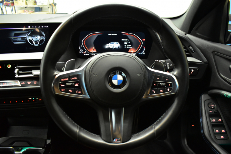 BMW 1シリーズ M135i xDrive ﾌﾙﾀｲﾑ4WD ﾃﾞﾋﾞｭｰ&ｺﾝﾌｫｰﾄ&ﾅﾋﾞｹﾞｰｼｮﾝP ｱﾙｶﾝﾀｰﾗMｽﾎﾟｰﾂｼｰﾄ&ﾌﾞﾚｰｷ 可変ｻｽ Mﾊﾟﾌｫﾘｱｽﾎﾟｲﾗｰ&ﾌﾘｯｸ&ｻｲﾄﾞｽﾃｯｶｰ ACC ﾗｲﾌﾞｺｯｸﾋﾟｯﾄ ﾀｯﾁﾊﾟﾈﾙﾅﾋﾞ ｱｯﾌﾟﾙｶｰﾌﾟﾚｲ ﾍｷｻｺﾞﾅﾙLEDﾍｯﾄﾞﾗｲﾄ 2年保証