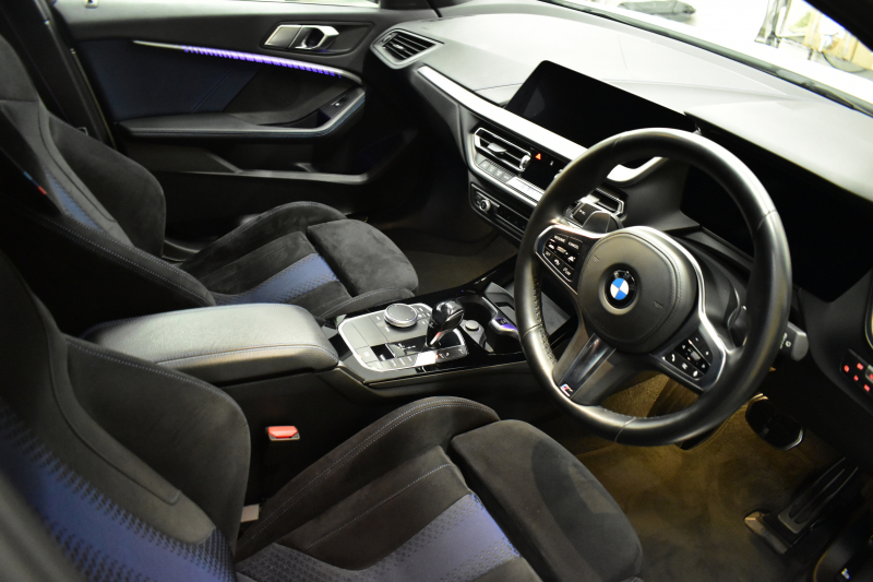 BMW 1シリーズ M135i xDrive ﾌﾙﾀｲﾑ4WD ﾃﾞﾋﾞｭｰ&ｺﾝﾌｫｰﾄ&ﾅﾋﾞｹﾞｰｼｮﾝP ｱﾙｶﾝﾀｰﾗMｽﾎﾟｰﾂｼｰﾄ&ﾌﾞﾚｰｷ 可変ｻｽ Mﾊﾟﾌｫﾘｱｽﾎﾟｲﾗｰ&ﾌﾘｯｸ&ｻｲﾄﾞｽﾃｯｶｰ ACC ﾗｲﾌﾞｺｯｸﾋﾟｯﾄ ﾀｯﾁﾊﾟﾈﾙﾅﾋﾞ ｱｯﾌﾟﾙｶｰﾌﾟﾚｲ ﾍｷｻｺﾞﾅﾙLEDﾍｯﾄﾞﾗｲﾄ 2年保証