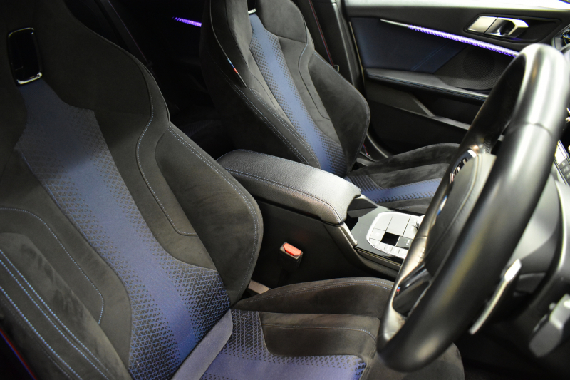 BMW 1シリーズ M135i xDrive ﾌﾙﾀｲﾑ4WD ﾃﾞﾋﾞｭｰ&ｺﾝﾌｫｰﾄ&ﾅﾋﾞｹﾞｰｼｮﾝP ｱﾙｶﾝﾀｰﾗMｽﾎﾟｰﾂｼｰﾄ&ﾌﾞﾚｰｷ 可変ｻｽ Mﾊﾟﾌｫﾘｱｽﾎﾟｲﾗｰ&ﾌﾘｯｸ&ｻｲﾄﾞｽﾃｯｶｰ ACC ﾗｲﾌﾞｺｯｸﾋﾟｯﾄ ﾀｯﾁﾊﾟﾈﾙﾅﾋﾞ ｱｯﾌﾟﾙｶｰﾌﾟﾚｲ ﾍｷｻｺﾞﾅﾙLEDﾍｯﾄﾞﾗｲﾄ 2年保証