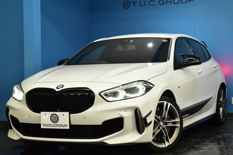 BMW 1シリーズ M135i xDrive ﾌﾙﾀｲﾑ4WD ﾃﾞﾋﾞｭｰ&ｺﾝﾌｫｰﾄ&ﾅﾋﾞｹﾞｰｼｮﾝP ｱﾙｶﾝﾀｰﾗMｽﾎﾟｰﾂｼｰﾄ&ﾌﾞﾚｰｷ 可変ｻｽ Mﾊﾟﾌｫﾘｱｽﾎﾟｲﾗｰ&ﾌﾘｯｸ&ｻｲﾄﾞｽﾃｯｶｰ ACC ﾗｲﾌﾞｺｯｸﾋﾟｯﾄ ﾀｯﾁﾊﾟﾈﾙﾅﾋﾞ ｱｯﾌﾟﾙｶｰﾌﾟﾚｲ ﾍｷｻｺﾞﾅﾙLEDﾍｯﾄﾞﾗｲﾄ 2年保証