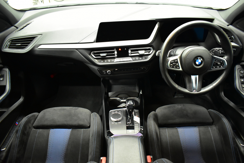 BMW 1シリーズ M135i xDrive ﾌﾙﾀｲﾑ4WD ﾃﾞﾋﾞｭｰ&ｺﾝﾌｫｰﾄ&ﾅﾋﾞｹﾞｰｼｮﾝP ｱﾙｶﾝﾀｰﾗMｽﾎﾟｰﾂｼｰﾄ&ﾌﾞﾚｰｷ 可変ｻｽ Mﾊﾟﾌｫﾘｱｽﾎﾟｲﾗｰ&ﾌﾘｯｸ&ｻｲﾄﾞｽﾃｯｶｰ ACC ﾗｲﾌﾞｺｯｸﾋﾟｯﾄ ﾀｯﾁﾊﾟﾈﾙﾅﾋﾞ ｱｯﾌﾟﾙｶｰﾌﾟﾚｲ ﾍｷｻｺﾞﾅﾙLEDﾍｯﾄﾞﾗｲﾄ 2年保証