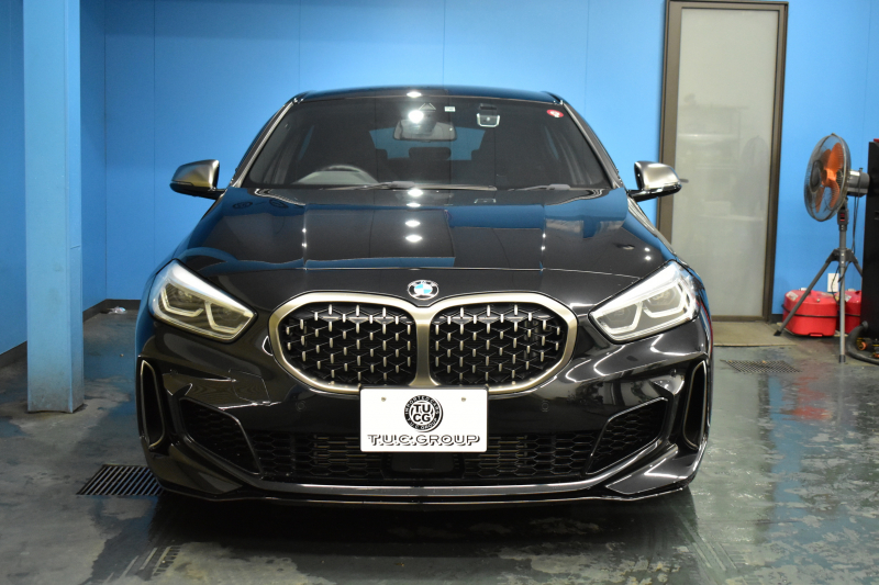BMW 1シリーズ M135i xDrive ﾌﾙﾀｲﾑ4WD ﾃﾞﾋﾞｭｰ&ｺﾝﾌｫｰﾄ&ﾅﾋﾞｹﾞｰｼｮﾝP ｱﾙｶﾝﾀｰﾗMｽﾎﾟｰﾂｼｰﾄ&ﾌﾞﾚｰｷ 可変ｻｽ ACC LCW ﾗｲﾌﾞｺｯｸﾋﾟｯﾄ ﾀｯﾁﾊﾟﾈﾙﾅﾋﾞ ｱｯﾌﾟﾙｶｰﾌﾟﾚｲ ﾍｷｻｺﾞﾅﾙLEDﾍｯﾄﾞﾗｲﾄ 電動Rｹﾞｰﾄ 2年保証