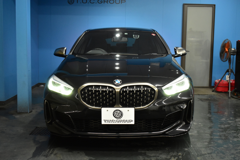 BMW 1シリーズ M135i xDrive ﾌﾙﾀｲﾑ4WD ﾃﾞﾋﾞｭｰ&ｺﾝﾌｫｰﾄ&ﾅﾋﾞｹﾞｰｼｮﾝP ｱﾙｶﾝﾀｰﾗMｽﾎﾟｰﾂｼｰﾄ&ﾌﾞﾚｰｷ 可変ｻｽ ACC LCW ﾗｲﾌﾞｺｯｸﾋﾟｯﾄ ﾀｯﾁﾊﾟﾈﾙﾅﾋﾞ ｱｯﾌﾟﾙｶｰﾌﾟﾚｲ ﾍｷｻｺﾞﾅﾙLEDﾍｯﾄﾞﾗｲﾄ 電動Rｹﾞｰﾄ 2年保証