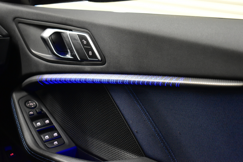 BMW 1シリーズ M135i xDrive ﾌﾙﾀｲﾑ4WD ﾃﾞﾋﾞｭｰ&ｺﾝﾌｫｰﾄ&ﾅﾋﾞｹﾞｰｼｮﾝP ｱﾙｶﾝﾀｰﾗMｽﾎﾟｰﾂｼｰﾄ&ﾌﾞﾚｰｷ 可変ｻｽ ACC LCW ﾗｲﾌﾞｺｯｸﾋﾟｯﾄ ﾀｯﾁﾊﾟﾈﾙﾅﾋﾞ ｱｯﾌﾟﾙｶｰﾌﾟﾚｲ ﾍｷｻｺﾞﾅﾙLEDﾍｯﾄﾞﾗｲﾄ 電動Rｹﾞｰﾄ 2年保証