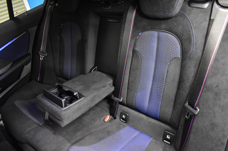 BMW 1シリーズ M135i xDrive ﾌﾙﾀｲﾑ4WD ﾃﾞﾋﾞｭｰ&ｺﾝﾌｫｰﾄ&ﾅﾋﾞｹﾞｰｼｮﾝP ｱﾙｶﾝﾀｰﾗMｽﾎﾟｰﾂｼｰﾄ&ﾌﾞﾚｰｷ 可変ｻｽ ACC LCW ﾗｲﾌﾞｺｯｸﾋﾟｯﾄ ﾀｯﾁﾊﾟﾈﾙﾅﾋﾞ ｱｯﾌﾟﾙｶｰﾌﾟﾚｲ ﾍｷｻｺﾞﾅﾙLEDﾍｯﾄﾞﾗｲﾄ 電動Rｹﾞｰﾄ 2年保証