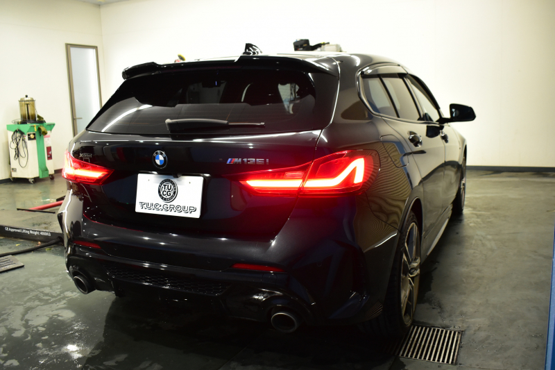 BMW 1シリーズ M135i xDrive ﾌﾙﾀｲﾑ4WD ﾃﾞﾋﾞｭｰ&ｺﾝﾌｫｰﾄ&ﾅﾋﾞｹﾞｰｼｮﾝP ｱﾙｶﾝﾀｰﾗMｽﾎﾟｰﾂｼｰﾄ&ﾌﾞﾚｰｷ 可変ｻｽ ACC LCW ﾗｲﾌﾞｺｯｸﾋﾟｯﾄ ﾀｯﾁﾊﾟﾈﾙﾅﾋﾞ ｱｯﾌﾟﾙｶｰﾌﾟﾚｲ ﾍｷｻｺﾞﾅﾙLEDﾍｯﾄﾞﾗｲﾄ 電動Rｹﾞｰﾄ 2年保証