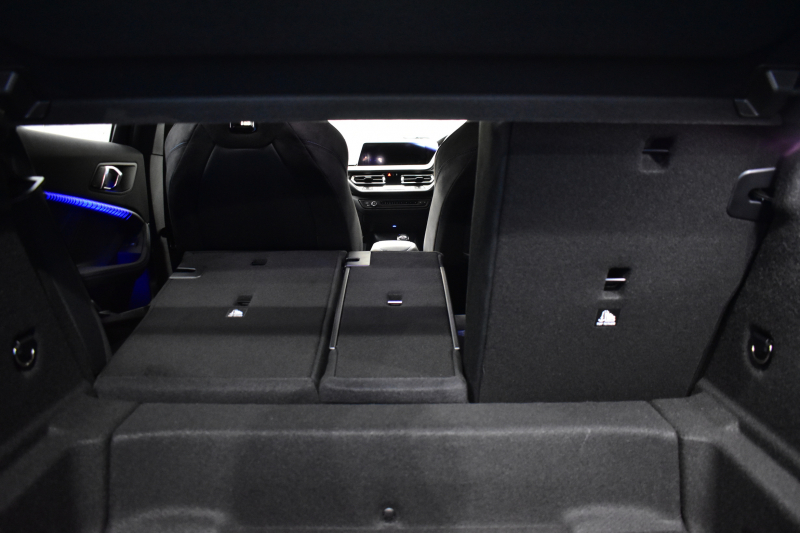 BMW 1シリーズ M135i xDrive ﾌﾙﾀｲﾑ4WD ﾃﾞﾋﾞｭｰ&ｺﾝﾌｫｰﾄ&ﾅﾋﾞｹﾞｰｼｮﾝP ｱﾙｶﾝﾀｰﾗMｽﾎﾟｰﾂｼｰﾄ&ﾌﾞﾚｰｷ 可変ｻｽ ACC LCW ﾗｲﾌﾞｺｯｸﾋﾟｯﾄ ﾀｯﾁﾊﾟﾈﾙﾅﾋﾞ ｱｯﾌﾟﾙｶｰﾌﾟﾚｲ ﾍｷｻｺﾞﾅﾙLEDﾍｯﾄﾞﾗｲﾄ 電動Rｹﾞｰﾄ 2年保証