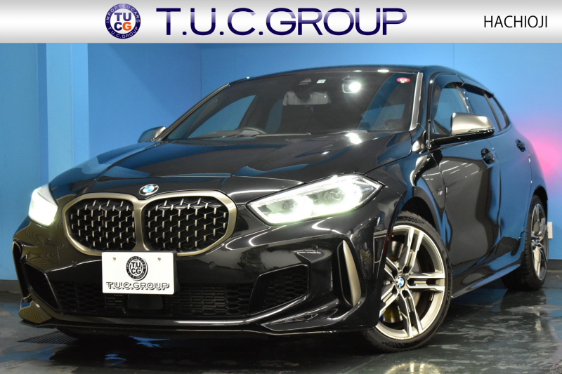 BMW 1シリーズ M135i xDrive ﾌﾙﾀｲﾑ4WD ﾃﾞﾋﾞｭｰ&ｺﾝﾌｫｰﾄ&ﾅﾋﾞｹﾞｰｼｮﾝP ｱﾙｶﾝﾀｰﾗMｽﾎﾟｰﾂｼｰﾄ&ﾌﾞﾚｰｷ 可変ｻｽ ACC LCW ﾗｲﾌﾞｺｯｸﾋﾟｯﾄ ﾀｯﾁﾊﾟﾈﾙﾅﾋﾞ ｱｯﾌﾟﾙｶｰﾌﾟﾚｲ ﾍｷｻｺﾞﾅﾙLEDﾍｯﾄﾞﾗｲﾄ 電動Rｹﾞｰﾄ 2年保証