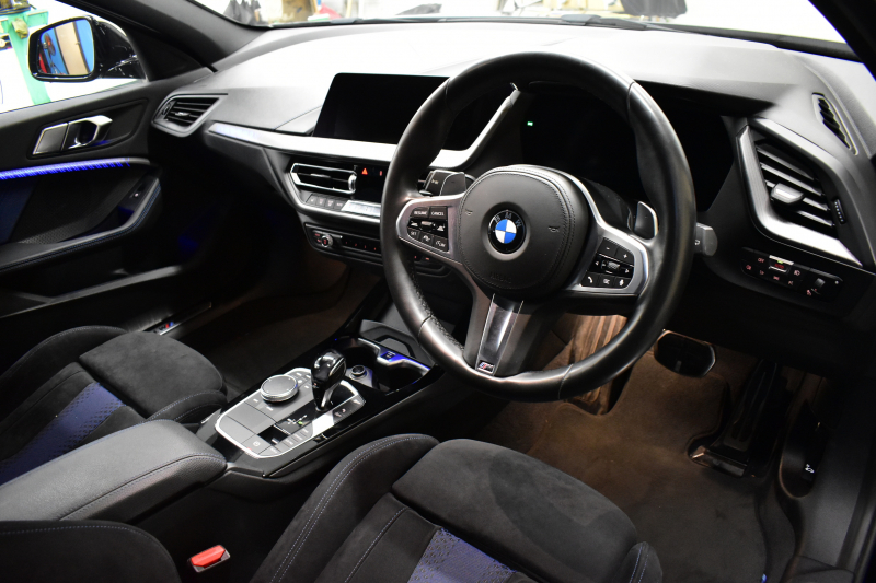 BMW 1シリーズ M135i xDrive ﾌﾙﾀｲﾑ4WD ﾃﾞﾋﾞｭｰ&ｺﾝﾌｫｰﾄ&ﾅﾋﾞｹﾞｰｼｮﾝP ｱﾙｶﾝﾀｰﾗMｽﾎﾟｰﾂｼｰﾄ&ﾌﾞﾚｰｷ 可変ｻｽ ACC LCW ﾗｲﾌﾞｺｯｸﾋﾟｯﾄ ﾀｯﾁﾊﾟﾈﾙﾅﾋﾞ ｱｯﾌﾟﾙｶｰﾌﾟﾚｲ ﾍｷｻｺﾞﾅﾙLEDﾍｯﾄﾞﾗｲﾄ 電動Rｹﾞｰﾄ 2年保証