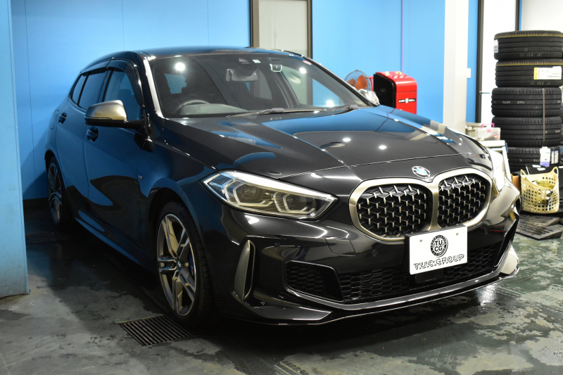BMW 1シリーズ M135i xDrive ﾌﾙﾀｲﾑ4WD ﾃﾞﾋﾞｭｰ&ｺﾝﾌｫｰﾄ&ﾅﾋﾞｹﾞｰｼｮﾝP ｱﾙｶﾝﾀｰﾗMｽﾎﾟｰﾂｼｰﾄ&ﾌﾞﾚｰｷ 可変ｻｽ ACC LCW ﾗｲﾌﾞｺｯｸﾋﾟｯﾄ ﾀｯﾁﾊﾟﾈﾙﾅﾋﾞ ｱｯﾌﾟﾙｶｰﾌﾟﾚｲ ﾍｷｻｺﾞﾅﾙLEDﾍｯﾄﾞﾗｲﾄ 電動Rｹﾞｰﾄ 2年保証