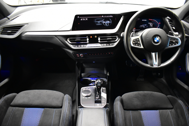 BMW 1シリーズ M135i xDrive ﾌﾙﾀｲﾑ4WD ﾃﾞﾋﾞｭｰ&ｺﾝﾌｫｰﾄ&ﾅﾋﾞｹﾞｰｼｮﾝP ｱﾙｶﾝﾀｰﾗMｽﾎﾟｰﾂｼｰﾄ&ﾌﾞﾚｰｷ 可変ｻｽ ACC LCW ﾗｲﾌﾞｺｯｸﾋﾟｯﾄ ﾀｯﾁﾊﾟﾈﾙﾅﾋﾞ ｱｯﾌﾟﾙｶｰﾌﾟﾚｲ ﾍｷｻｺﾞﾅﾙLEDﾍｯﾄﾞﾗｲﾄ 電動Rｹﾞｰﾄ 2年保証