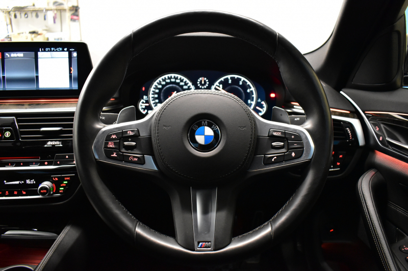 BMW 5シリーズ 523d Mｽﾎﾟｰﾂ ﾊｲﾗｲﾝP ｿﾌﾄｸﾛｰｽﾞﾄﾞｱ 全席ﾋｰﾀｰ付黒革 LEDﾍｯﾄﾞﾗｲﾄ 追従ACC HUD ｼﾞｪｽﾁｬｰｺﾝﾄﾛｰﾙ 車線変更&逸脱警告 衝突軽減B ﾀｯﾁﾊﾟﾈﾙ対応iﾄﾞﾗｲﾌﾞHDDﾅﾋﾞﾌﾙｾｸﾞ 3Dﾋﾞｭｰ Bｶﾒﾗ 液晶ﾒｰﾀｰﾊﾟﾈﾙ 電動ﾄﾗﾝｸ 19AW 2年保証