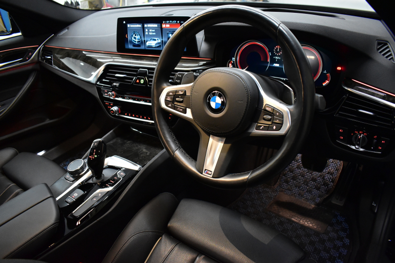 BMW 5シリーズ 523d Mｽﾎﾟｰﾂ ﾊｲﾗｲﾝP ｿﾌﾄｸﾛｰｽﾞﾄﾞｱ 全席ﾋｰﾀｰ付黒革 LEDﾍｯﾄﾞﾗｲﾄ 追従ACC HUD ｼﾞｪｽﾁｬｰｺﾝﾄﾛｰﾙ 車線変更&逸脱警告 衝突軽減B ﾀｯﾁﾊﾟﾈﾙ対応iﾄﾞﾗｲﾌﾞHDDﾅﾋﾞﾌﾙｾｸﾞ 3Dﾋﾞｭｰ Bｶﾒﾗ 液晶ﾒｰﾀｰﾊﾟﾈﾙ 電動ﾄﾗﾝｸ 19AW 2年保証