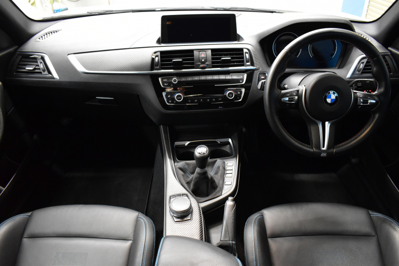 BMW Mシリーズ M2 ｺﾝﾍﾟﾃｨｼｮﾝ 6速MT LCI後期 ｺﾝﾍﾟﾃｨｼｮﾝ専用410馬力ｴﾝｼﾞﾝ ﾍｷｻｺﾞﾅﾙLEDﾍｯﾄﾞﾗｲﾄ&ﾃｰﾙ ﾋｰﾀｰ付黒革 ﾀｯﾁﾊﾟﾈﾙHDDﾅﾋﾞBｶﾒﾗ 専用19AW 車線逸脱&歩行者警告 衝突軽減ﾌﾞﾚｰｷ ｶｰﾎﾞﾝｲﾝﾃﾘｱ Mｼｰﾄﾍﾞﾙﾄ  2年保証
