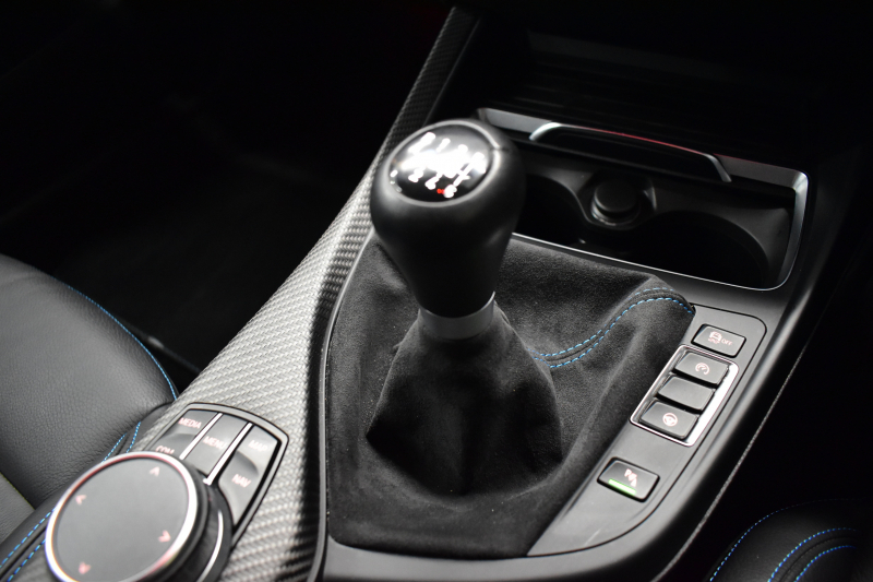 BMW Mシリーズ M2 ｺﾝﾍﾟﾃｨｼｮﾝ 6速MT LCI後期 ｺﾝﾍﾟﾃｨｼｮﾝ専用410馬力ｴﾝｼﾞﾝ ﾍｷｻｺﾞﾅﾙLEDﾍｯﾄﾞﾗｲﾄ&ﾃｰﾙ ﾋｰﾀｰ付黒革 ﾀｯﾁﾊﾟﾈﾙHDDﾅﾋﾞBｶﾒﾗ 専用19AW 車線逸脱&歩行者警告 衝突軽減ﾌﾞﾚｰｷ ｶｰﾎﾞﾝｲﾝﾃﾘｱ Mｼｰﾄﾍﾞﾙﾄ  2年保証