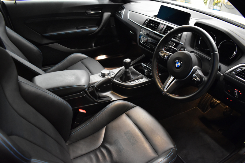 BMW Mシリーズ M2 ｺﾝﾍﾟﾃｨｼｮﾝ 6速MT LCI後期 ｺﾝﾍﾟﾃｨｼｮﾝ専用410馬力ｴﾝｼﾞﾝ ﾍｷｻｺﾞﾅﾙLEDﾍｯﾄﾞﾗｲﾄ&ﾃｰﾙ ﾋｰﾀｰ付黒革 ﾀｯﾁﾊﾟﾈﾙHDDﾅﾋﾞBｶﾒﾗ 専用19AW 車線逸脱&歩行者警告 衝突軽減ﾌﾞﾚｰｷ ｶｰﾎﾞﾝｲﾝﾃﾘｱ Mｼｰﾄﾍﾞﾙﾄ  2年保証