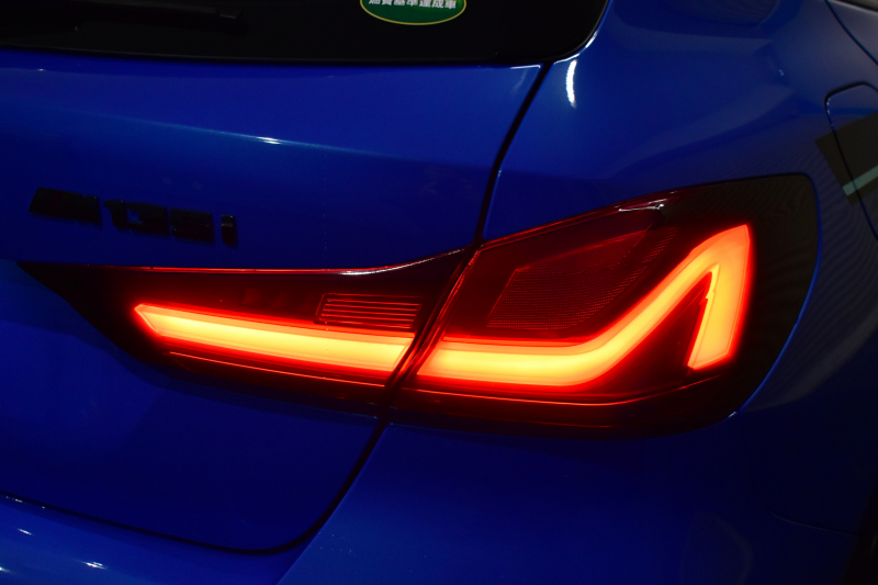 BMW 1シリーズ M135i xDrive ﾌﾙﾀｲﾑ4WD ﾃﾞﾋﾞｭｰ&ｺﾝﾌｫｰﾄ&ﾅﾋﾞｹﾞｰｼｮﾝP ｱﾙｶﾝﾀｰﾗMｽﾎﾟｰﾂｼｰﾄ&ﾌﾞﾚｰｷ 可変ｻｽ Mﾊﾟﾌｫﾘｱｽﾎﾟｲﾗｰ ACC ﾗｲﾌﾞｺｯｸﾋﾟｯﾄ ﾀｯﾁﾊﾟﾈﾙﾅﾋﾞ ｱｯﾌﾟﾙｶｰﾌﾟﾚｲ ﾍｷｻｺﾞﾅﾙLEDﾍｯﾄﾞﾗｲﾄ 2年保証