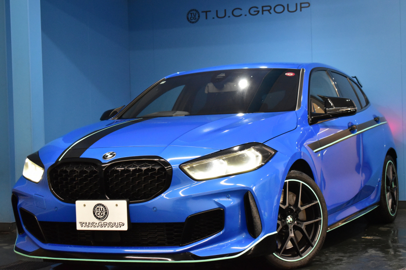 BMW 1シリーズ M135i xDrive ﾌﾙﾀｲﾑ4WD ﾃﾞﾋﾞｭｰ&ｺﾝﾌｫｰﾄ&ﾅﾋﾞｹﾞｰｼｮﾝP ｱﾙｶﾝﾀｰﾗMｽﾎﾟｰﾂｼｰﾄ&ﾌﾞﾚｰｷ 可変ｻｽ Mﾊﾟﾌｫﾘｱｽﾎﾟｲﾗｰ ACC ﾗｲﾌﾞｺｯｸﾋﾟｯﾄ ﾀｯﾁﾊﾟﾈﾙﾅﾋﾞ ｱｯﾌﾟﾙｶｰﾌﾟﾚｲ ﾍｷｻｺﾞﾅﾙLEDﾍｯﾄﾞﾗｲﾄ 2年保証