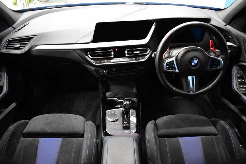 BMW 1シリーズ M135i xDrive ﾌﾙﾀｲﾑ4WD ﾃﾞﾋﾞｭｰ&ｺﾝﾌｫｰﾄ&ﾅﾋﾞｹﾞｰｼｮﾝP ｱﾙｶﾝﾀｰﾗMｽﾎﾟｰﾂｼｰﾄ&ﾌﾞﾚｰｷ 可変ｻｽ Mﾊﾟﾌｫﾘｱｽﾎﾟｲﾗｰ ACC ﾗｲﾌﾞｺｯｸﾋﾟｯﾄ ﾀｯﾁﾊﾟﾈﾙﾅﾋﾞ ｱｯﾌﾟﾙｶｰﾌﾟﾚｲ ﾍｷｻｺﾞﾅﾙLEDﾍｯﾄﾞﾗｲﾄ 2年保証