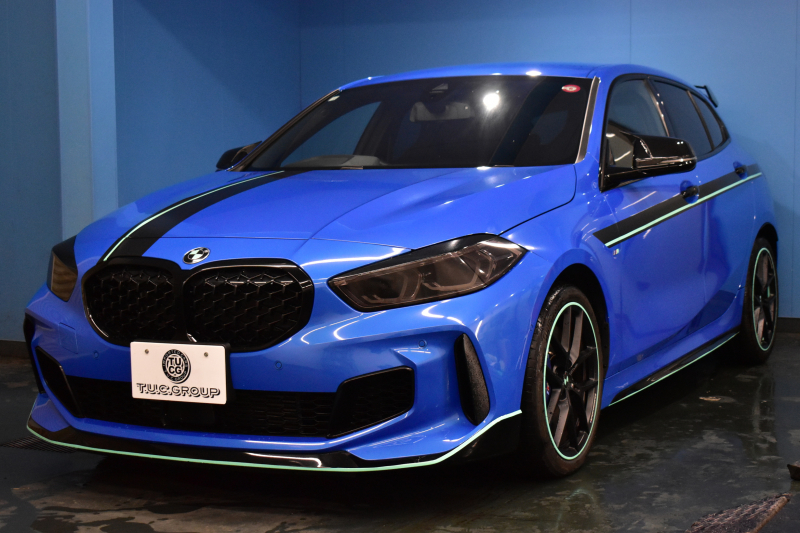 BMW 1シリーズ M135i xDrive ﾌﾙﾀｲﾑ4WD ﾃﾞﾋﾞｭｰ&ｺﾝﾌｫｰﾄ&ﾅﾋﾞｹﾞｰｼｮﾝP ｱﾙｶﾝﾀｰﾗMｽﾎﾟｰﾂｼｰﾄ&ﾌﾞﾚｰｷ 可変ｻｽ Mﾊﾟﾌｫﾘｱｽﾎﾟｲﾗｰ ACC ﾗｲﾌﾞｺｯｸﾋﾟｯﾄ ﾀｯﾁﾊﾟﾈﾙﾅﾋﾞ ｱｯﾌﾟﾙｶｰﾌﾟﾚｲ ﾍｷｻｺﾞﾅﾙLEDﾍｯﾄﾞﾗｲﾄ 2年保証