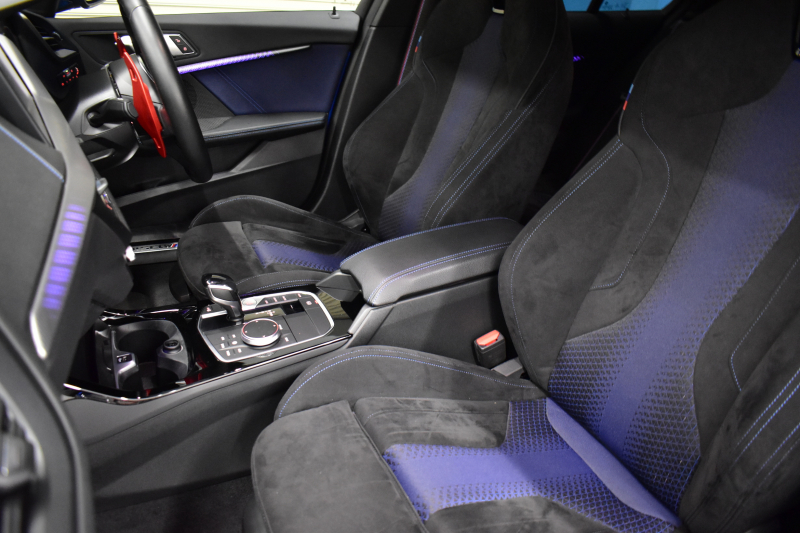 BMW 1シリーズ M135i xDrive ﾌﾙﾀｲﾑ4WD ﾃﾞﾋﾞｭｰ&ｺﾝﾌｫｰﾄ&ﾅﾋﾞｹﾞｰｼｮﾝP ｱﾙｶﾝﾀｰﾗMｽﾎﾟｰﾂｼｰﾄ&ﾌﾞﾚｰｷ 可変ｻｽ Mﾊﾟﾌｫﾘｱｽﾎﾟｲﾗｰ ACC ﾗｲﾌﾞｺｯｸﾋﾟｯﾄ ﾀｯﾁﾊﾟﾈﾙﾅﾋﾞ ｱｯﾌﾟﾙｶｰﾌﾟﾚｲ ﾍｷｻｺﾞﾅﾙLEDﾍｯﾄﾞﾗｲﾄ 2年保証