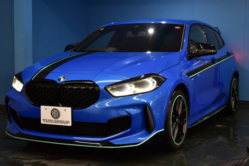 BMW 1シリーズ M135i xDrive ﾌﾙﾀｲﾑ4WD ﾃﾞﾋﾞｭｰ&ｺﾝﾌｫｰﾄ&ﾅﾋﾞｹﾞｰｼｮﾝP ｱﾙｶﾝﾀｰﾗMｽﾎﾟｰﾂｼｰﾄ&ﾌﾞﾚｰｷ 可変ｻｽ Mﾊﾟﾌｫﾘｱｽﾎﾟｲﾗｰ ACC ﾗｲﾌﾞｺｯｸﾋﾟｯﾄ ﾀｯﾁﾊﾟﾈﾙﾅﾋﾞ ｱｯﾌﾟﾙｶｰﾌﾟﾚｲ ﾍｷｻｺﾞﾅﾙLEDﾍｯﾄﾞﾗｲﾄ 2年保証