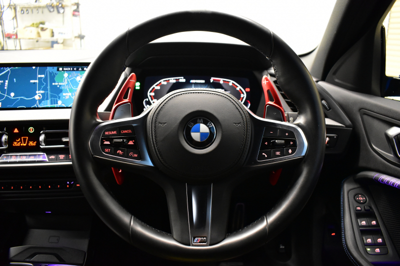 BMW 1シリーズ M135i xDrive ﾌﾙﾀｲﾑ4WD ﾃﾞﾋﾞｭｰ&ｺﾝﾌｫｰﾄ&ﾅﾋﾞｹﾞｰｼｮﾝP ｱﾙｶﾝﾀｰﾗMｽﾎﾟｰﾂｼｰﾄ&ﾌﾞﾚｰｷ 可変ｻｽ Mﾊﾟﾌｫﾘｱｽﾎﾟｲﾗｰ ACC ﾗｲﾌﾞｺｯｸﾋﾟｯﾄ ﾀｯﾁﾊﾟﾈﾙﾅﾋﾞ ｱｯﾌﾟﾙｶｰﾌﾟﾚｲ ﾍｷｻｺﾞﾅﾙLEDﾍｯﾄﾞﾗｲﾄ 2年保証