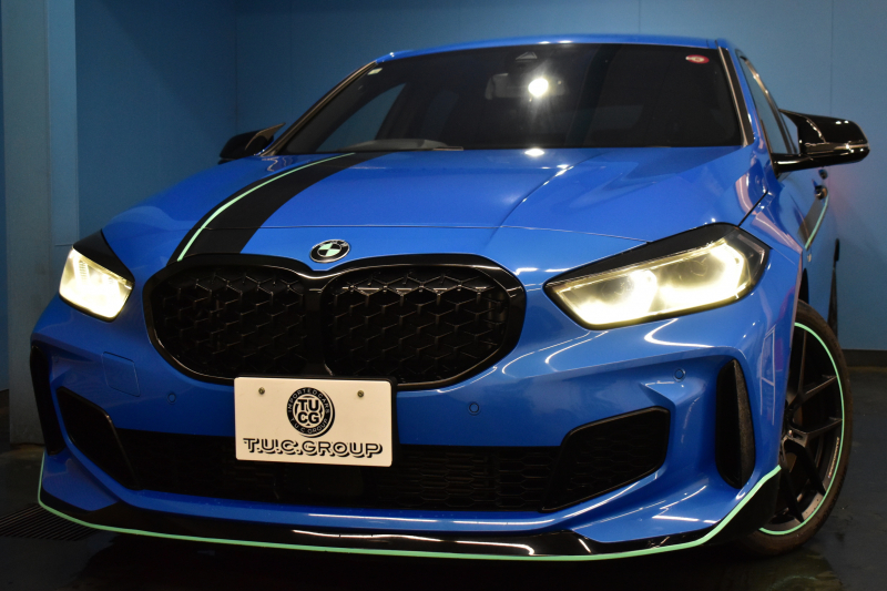 BMW 1シリーズ M135i xDrive ﾌﾙﾀｲﾑ4WD ﾃﾞﾋﾞｭｰ&ｺﾝﾌｫｰﾄ&ﾅﾋﾞｹﾞｰｼｮﾝP ｱﾙｶﾝﾀｰﾗMｽﾎﾟｰﾂｼｰﾄ&ﾌﾞﾚｰｷ 可変ｻｽ Mﾊﾟﾌｫﾘｱｽﾎﾟｲﾗｰ ACC ﾗｲﾌﾞｺｯｸﾋﾟｯﾄ ﾀｯﾁﾊﾟﾈﾙﾅﾋﾞ ｱｯﾌﾟﾙｶｰﾌﾟﾚｲ ﾍｷｻｺﾞﾅﾙLEDﾍｯﾄﾞﾗｲﾄ 2年保証