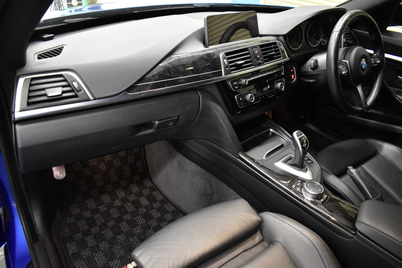 BMW 3シリーズ 320i ｸﾞﾗﾝﾂｰﾘｽﾓ Mｽﾎﾟｰﾂ LCI後期 LEDﾍｯﾄﾞﾗｲﾄ&ﾃｰﾙﾗｲﾄ ﾋｰﾀｰ付黒革 追従ACC 車線変更&逸脱&歩行者警告 衝突軽減ﾌﾞﾚｰｷ TOPﾋﾞｭｰ ｻｲﾄﾞｶﾒﾗ Bｶﾒﾗ 前後PDC 19AW 第5世代横ﾒﾆｭｰ表示型ﾀｯﾁﾊﾟｯﾄﾞ式iﾄﾞﾗｲﾌﾞHDDﾅﾋﾞ 電動Rｹﾞｰﾄ 2年保証