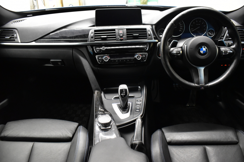 BMW 3シリーズ 320i ｸﾞﾗﾝﾂｰﾘｽﾓ Mｽﾎﾟｰﾂ LCI後期 LEDﾍｯﾄﾞﾗｲﾄ&ﾃｰﾙﾗｲﾄ ﾋｰﾀｰ付黒革 追従ACC 車線変更&逸脱&歩行者警告 衝突軽減ﾌﾞﾚｰｷ TOPﾋﾞｭｰ ｻｲﾄﾞｶﾒﾗ Bｶﾒﾗ 前後PDC 19AW 第5世代横ﾒﾆｭｰ表示型ﾀｯﾁﾊﾟｯﾄﾞ式iﾄﾞﾗｲﾌﾞHDDﾅﾋﾞ 電動Rｹﾞｰﾄ 2年保証