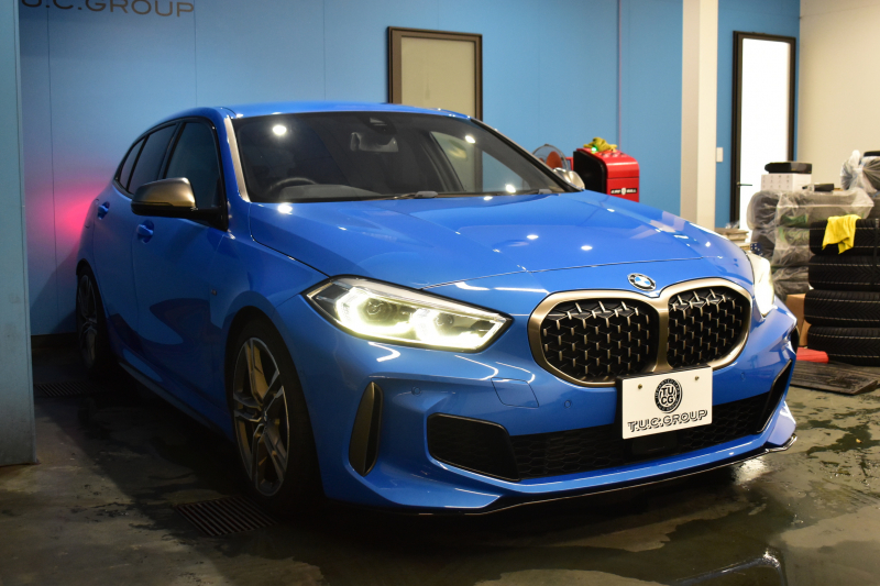 BMW 1シリーズ M135i xDrive 4WD ﾃﾞﾋﾞｭｰP ﾋｰﾀｰ付ﾌﾞﾗｯｸﾚｻﾞｰMｽﾎﾟｰﾂｼｰﾄ 可変ｻｽﾍﾟﾝｼｮﾝ H&Rｽﾎﾟｰﾂｽﾌﾟﾘﾝｸﾞ Mｼｰﾄﾍﾞﾙﾄ HiFiｽﾋﾟｰｶｰ Mｽﾎﾟｰﾂﾌﾞﾚｰｷ ACC BMWﾗｲﾌﾞｺｯｸﾋﾟｯﾄ ﾀｯﾁﾊﾟﾈﾙﾅﾋﾞ ｱｯﾌﾟﾙｶｰﾌﾟﾚｲ ﾍｷｻｺﾞﾅﾙLEDﾍｯﾄﾞﾗｲﾄ 2年保証