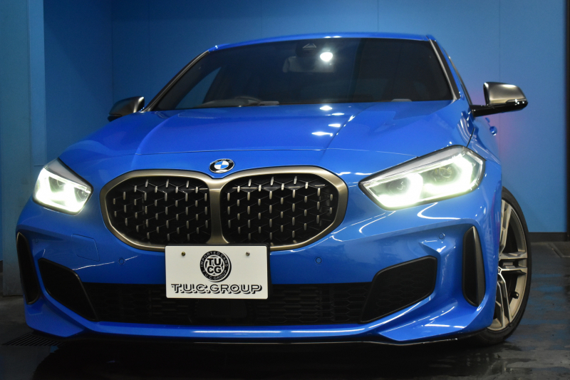 BMW 1シリーズ M135i xDrive 4WD ﾃﾞﾋﾞｭｰP ﾋｰﾀｰ付ﾌﾞﾗｯｸﾚｻﾞｰMｽﾎﾟｰﾂｼｰﾄ 可変ｻｽﾍﾟﾝｼｮﾝ H&Rｽﾎﾟｰﾂｽﾌﾟﾘﾝｸﾞ Mｼｰﾄﾍﾞﾙﾄ HiFiｽﾋﾟｰｶｰ Mｽﾎﾟｰﾂﾌﾞﾚｰｷ ACC BMWﾗｲﾌﾞｺｯｸﾋﾟｯﾄ ﾀｯﾁﾊﾟﾈﾙﾅﾋﾞ ｱｯﾌﾟﾙｶｰﾌﾟﾚｲ ﾍｷｻｺﾞﾅﾙLEDﾍｯﾄﾞﾗｲﾄ 2年保証