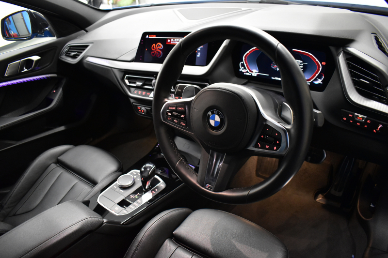 BMW 1シリーズ M135i xDrive 4WD ﾃﾞﾋﾞｭｰP ﾋｰﾀｰ付ﾌﾞﾗｯｸﾚｻﾞｰMｽﾎﾟｰﾂｼｰﾄ 可変ｻｽﾍﾟﾝｼｮﾝ H&Rｽﾎﾟｰﾂｽﾌﾟﾘﾝｸﾞ Mｼｰﾄﾍﾞﾙﾄ HiFiｽﾋﾟｰｶｰ Mｽﾎﾟｰﾂﾌﾞﾚｰｷ ACC BMWﾗｲﾌﾞｺｯｸﾋﾟｯﾄ ﾀｯﾁﾊﾟﾈﾙﾅﾋﾞ ｱｯﾌﾟﾙｶｰﾌﾟﾚｲ ﾍｷｻｺﾞﾅﾙLEDﾍｯﾄﾞﾗｲﾄ 2年保証