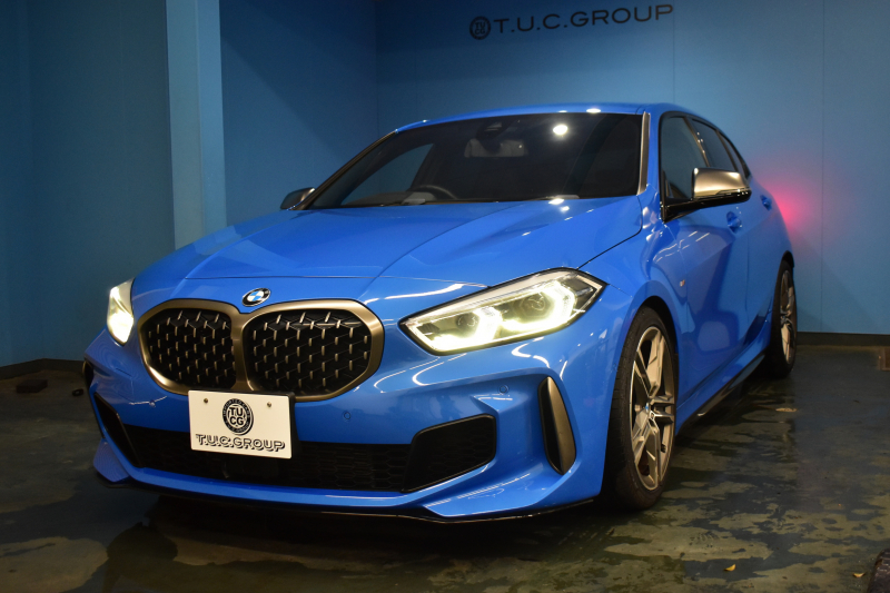 BMW 1シリーズ M135i xDrive 4WD ﾃﾞﾋﾞｭｰP ﾋｰﾀｰ付ﾌﾞﾗｯｸﾚｻﾞｰMｽﾎﾟｰﾂｼｰﾄ 可変ｻｽﾍﾟﾝｼｮﾝ H&Rｽﾎﾟｰﾂｽﾌﾟﾘﾝｸﾞ Mｼｰﾄﾍﾞﾙﾄ HiFiｽﾋﾟｰｶｰ Mｽﾎﾟｰﾂﾌﾞﾚｰｷ ACC BMWﾗｲﾌﾞｺｯｸﾋﾟｯﾄ ﾀｯﾁﾊﾟﾈﾙﾅﾋﾞ ｱｯﾌﾟﾙｶｰﾌﾟﾚｲ ﾍｷｻｺﾞﾅﾙLEDﾍｯﾄﾞﾗｲﾄ 2年保証