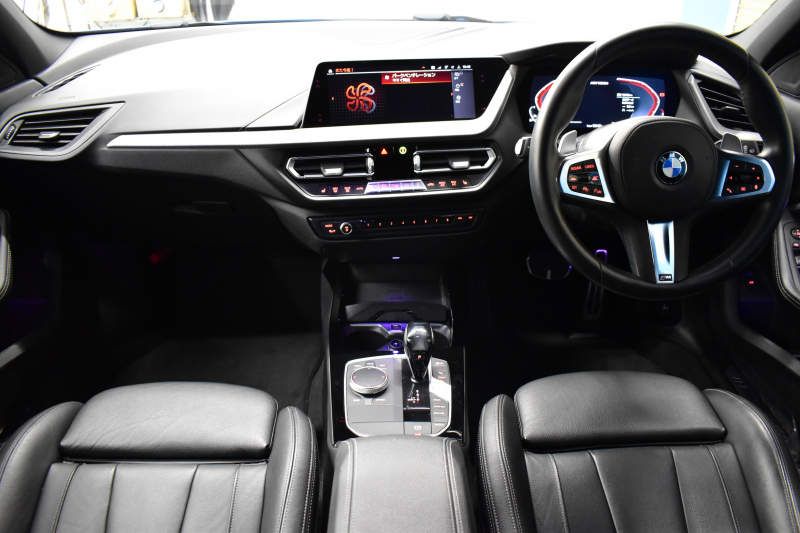 BMW 1シリーズ M135i xDrive 4WD ﾃﾞﾋﾞｭｰP ﾋｰﾀｰ付ﾌﾞﾗｯｸﾚｻﾞｰMｽﾎﾟｰﾂｼｰﾄ 可変ｻｽﾍﾟﾝｼｮﾝ H&Rｽﾎﾟｰﾂｽﾌﾟﾘﾝｸﾞ Mｼｰﾄﾍﾞﾙﾄ HiFiｽﾋﾟｰｶｰ Mｽﾎﾟｰﾂﾌﾞﾚｰｷ ACC BMWﾗｲﾌﾞｺｯｸﾋﾟｯﾄ ﾀｯﾁﾊﾟﾈﾙﾅﾋﾞ ｱｯﾌﾟﾙｶｰﾌﾟﾚｲ ﾍｷｻｺﾞﾅﾙLEDﾍｯﾄﾞﾗｲﾄ 2年保証