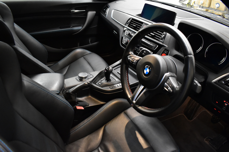 BMW Mシリーズ M2 ｺﾝﾍﾟﾃｨｼｮﾝ MDCT 7速DCT LCI後期 ｺﾝﾍﾟﾃｨｼｮﾝ専用410馬力ｴﾝｼﾞﾝ ﾍｷｻｺﾞﾅﾙLEDﾍｯﾄﾞﾗｲﾄ&ﾃｰﾙ ﾋｰﾀｰ付黒革 ﾀｯﾁﾊﾟﾈﾙHDDﾅﾋﾞBｶﾒﾗ 専用19AW 車線逸脱&歩行者警告 衝突軽減ﾌﾞﾚｰｷ ｶｰﾎﾞﾝｲﾝﾃﾘｱ Mｼｰﾄﾍﾞﾙﾄ 2年保証