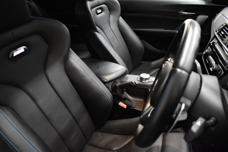 BMW Mシリーズ M2 ｺﾝﾍﾟﾃｨｼｮﾝ MDCT 7速DCT LCI後期 ｺﾝﾍﾟﾃｨｼｮﾝ専用410馬力ｴﾝｼﾞﾝ ﾍｷｻｺﾞﾅﾙLEDﾍｯﾄﾞﾗｲﾄ&ﾃｰﾙ ﾋｰﾀｰ付黒革 ﾀｯﾁﾊﾟﾈﾙHDDﾅﾋﾞBｶﾒﾗ 専用19AW 車線逸脱&歩行者警告 衝突軽減ﾌﾞﾚｰｷ ｶｰﾎﾞﾝｲﾝﾃﾘｱ Mｼｰﾄﾍﾞﾙﾄ 2年保証