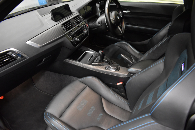 BMW Mシリーズ M2 ｺﾝﾍﾟﾃｨｼｮﾝ MDCT 7速DCT LCI後期 ｺﾝﾍﾟﾃｨｼｮﾝ専用410馬力ｴﾝｼﾞﾝ ﾍｷｻｺﾞﾅﾙLEDﾍｯﾄﾞﾗｲﾄ&ﾃｰﾙ ﾋｰﾀｰ付黒革 ﾀｯﾁﾊﾟﾈﾙHDDﾅﾋﾞBｶﾒﾗ 専用19AW 車線逸脱&歩行者警告 衝突軽減ﾌﾞﾚｰｷ ｶｰﾎﾞﾝｲﾝﾃﾘｱ Mｼｰﾄﾍﾞﾙﾄ 2年保証