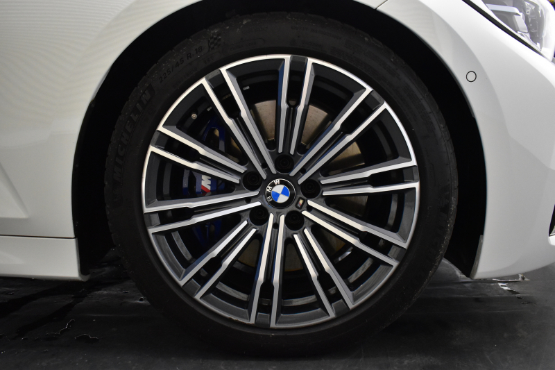 BMW 3シリーズ 330i Mｽﾎﾟｰﾂ 高出力 ﾊｲﾗｲﾝ＆ｺﾝﾌｫｰﾄP ﾋｰﾀｰ付黒革 追従ACC Mｽﾎﾟｰﾂﾌﾞﾚｰｷ 全周囲ｶﾒﾗ3Dﾋﾞｭｰ LEDﾍｯﾄﾞﾗｲﾄ ﾀｯﾁﾊﾟﾈﾙﾅﾋﾞ ｱｯﾌﾟﾙｶｰﾌﾟﾚｲ ﾜｲﾔﾚｽ充電 ｳｯﾄﾞｲﾝﾃﾘｱ 電動ﾄﾗﾝｸ 18AW 2年保証