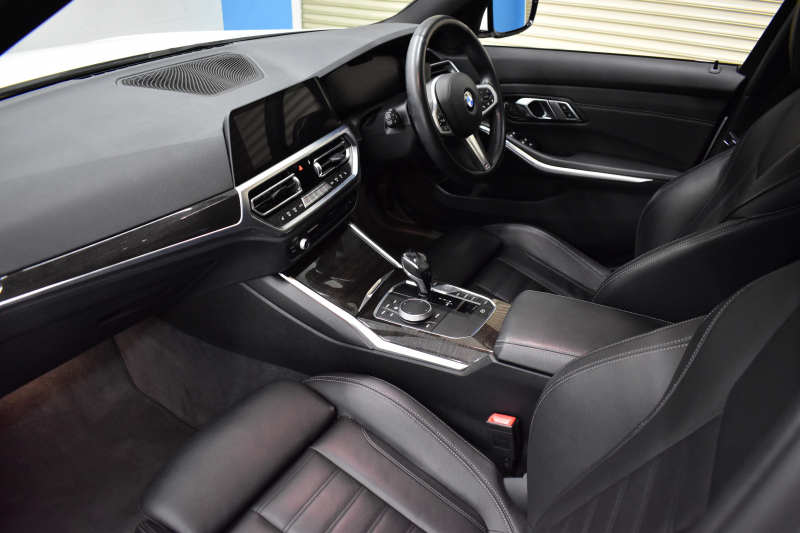 BMW 3シリーズ 330i Mｽﾎﾟｰﾂ 高出力 ﾊｲﾗｲﾝ＆ｺﾝﾌｫｰﾄP ﾋｰﾀｰ付黒革 追従ACC Mｽﾎﾟｰﾂﾌﾞﾚｰｷ 全周囲ｶﾒﾗ3Dﾋﾞｭｰ LEDﾍｯﾄﾞﾗｲﾄ ﾀｯﾁﾊﾟﾈﾙﾅﾋﾞ ｱｯﾌﾟﾙｶｰﾌﾟﾚｲ ﾜｲﾔﾚｽ充電 ｳｯﾄﾞｲﾝﾃﾘｱ 電動ﾄﾗﾝｸ 18AW 2年保証