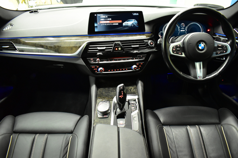 BMW 5シリーズ 530e Mｽﾎﾟｰﾂ PHEV ﾃﾞﾋﾞｭｰP ｿﾌﾄｸﾛｰｽﾞﾄﾞｱ 全席ﾋｰﾀｰ付黒革 LEDﾍｯﾄﾞﾗｲﾄ 追従ACC HUD ｼﾞｪｽﾁｬｰｺﾝﾄﾛｰﾙ 車線変更&逸脱警告 衝突軽減B ﾀｯﾁﾊﾟﾈﾙ対応iﾄﾞﾗｲﾌﾞHDDﾅﾋﾞﾌﾙｾｸﾞ 3Dﾋﾞｭｰ全周囲ｶﾒﾗ 液晶ﾒｰﾀｰ 電動ﾄﾗﾝｸ  KW車高調 19AW 2年保証