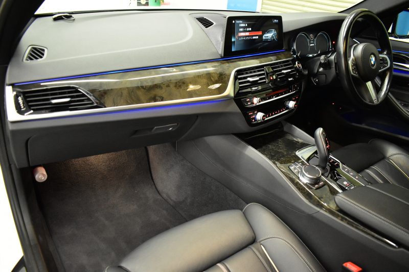 BMW 5シリーズ 530e Mｽﾎﾟｰﾂ PHEV ﾃﾞﾋﾞｭｰP ｿﾌﾄｸﾛｰｽﾞﾄﾞｱ 全席ﾋｰﾀｰ付黒革 LEDﾍｯﾄﾞﾗｲﾄ 追従ACC HUD ｼﾞｪｽﾁｬｰｺﾝﾄﾛｰﾙ 車線変更&逸脱警告 衝突軽減B ﾀｯﾁﾊﾟﾈﾙ対応iﾄﾞﾗｲﾌﾞHDDﾅﾋﾞﾌﾙｾｸﾞ 3Dﾋﾞｭｰ全周囲ｶﾒﾗ 液晶ﾒｰﾀｰ 電動ﾄﾗﾝｸ  KW車高調 19AW 2年保証