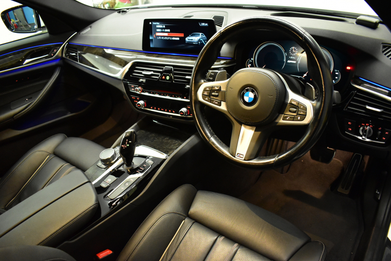 BMW 5シリーズ 530e Mｽﾎﾟｰﾂ PHEV ﾃﾞﾋﾞｭｰP ｿﾌﾄｸﾛｰｽﾞﾄﾞｱ 全席ﾋｰﾀｰ付黒革 LEDﾍｯﾄﾞﾗｲﾄ 追従ACC HUD ｼﾞｪｽﾁｬｰｺﾝﾄﾛｰﾙ 車線変更&逸脱警告 衝突軽減B ﾀｯﾁﾊﾟﾈﾙ対応iﾄﾞﾗｲﾌﾞHDDﾅﾋﾞﾌﾙｾｸﾞ 3Dﾋﾞｭｰ全周囲ｶﾒﾗ 液晶ﾒｰﾀｰ 電動ﾄﾗﾝｸ  KW車高調 19AW 2年保証