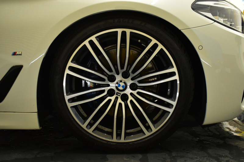 BMW 5シリーズ 530e Mｽﾎﾟｰﾂ PHEV ﾃﾞﾋﾞｭｰP ｿﾌﾄｸﾛｰｽﾞﾄﾞｱ 全席ﾋｰﾀｰ付黒革 LEDﾍｯﾄﾞﾗｲﾄ 追従ACC HUD ｼﾞｪｽﾁｬｰｺﾝﾄﾛｰﾙ 車線変更&逸脱警告 衝突軽減B ﾀｯﾁﾊﾟﾈﾙ対応iﾄﾞﾗｲﾌﾞHDDﾅﾋﾞﾌﾙｾｸﾞ 3Dﾋﾞｭｰ全周囲ｶﾒﾗ 液晶ﾒｰﾀｰ 電動ﾄﾗﾝｸ  KW車高調 19AW 2年保証