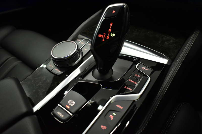 BMW 5シリーズ 530e Mｽﾎﾟｰﾂ PHEV ﾃﾞﾋﾞｭｰP ｿﾌﾄｸﾛｰｽﾞﾄﾞｱ 全席ﾋｰﾀｰ付黒革 LEDﾍｯﾄﾞﾗｲﾄ 追従ACC HUD ｼﾞｪｽﾁｬｰｺﾝﾄﾛｰﾙ 車線変更&逸脱警告 衝突軽減B ﾀｯﾁﾊﾟﾈﾙ対応iﾄﾞﾗｲﾌﾞHDDﾅﾋﾞﾌﾙｾｸﾞ 3Dﾋﾞｭｰ全周囲ｶﾒﾗ 液晶ﾒｰﾀｰ 電動ﾄﾗﾝｸ  KW車高調 19AW 2年保証